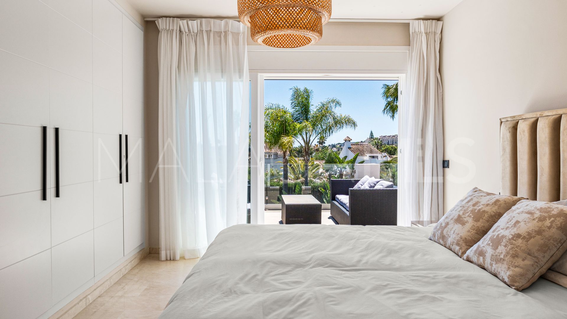 Villa for sale in Nueva Andalucia