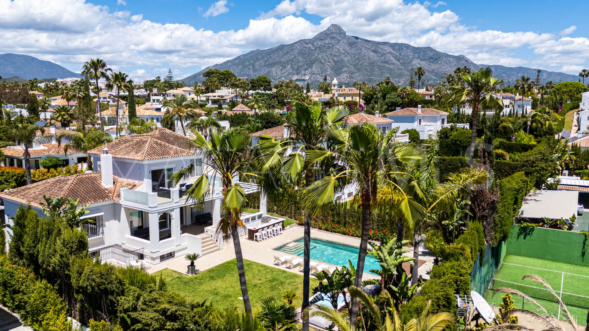 Villa for sale in Nueva Andalucia