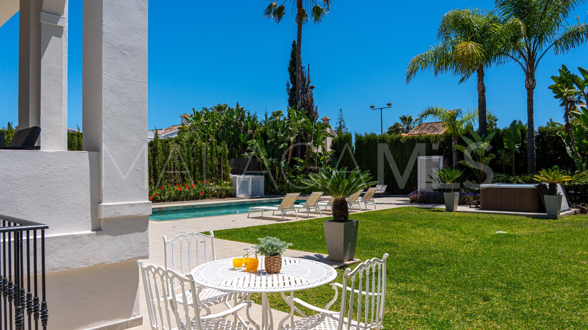 Villa for sale in Nueva Andalucia