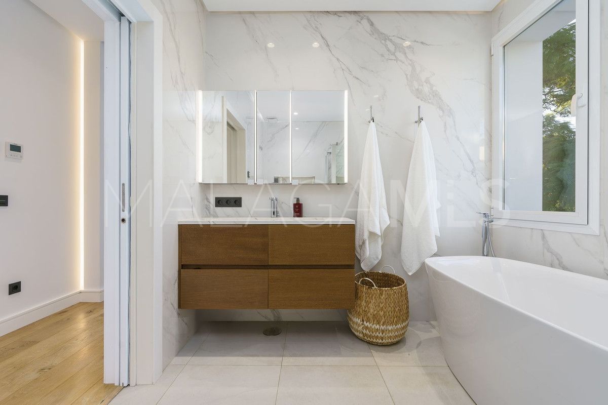 Villa for sale in Nueva Andalucia