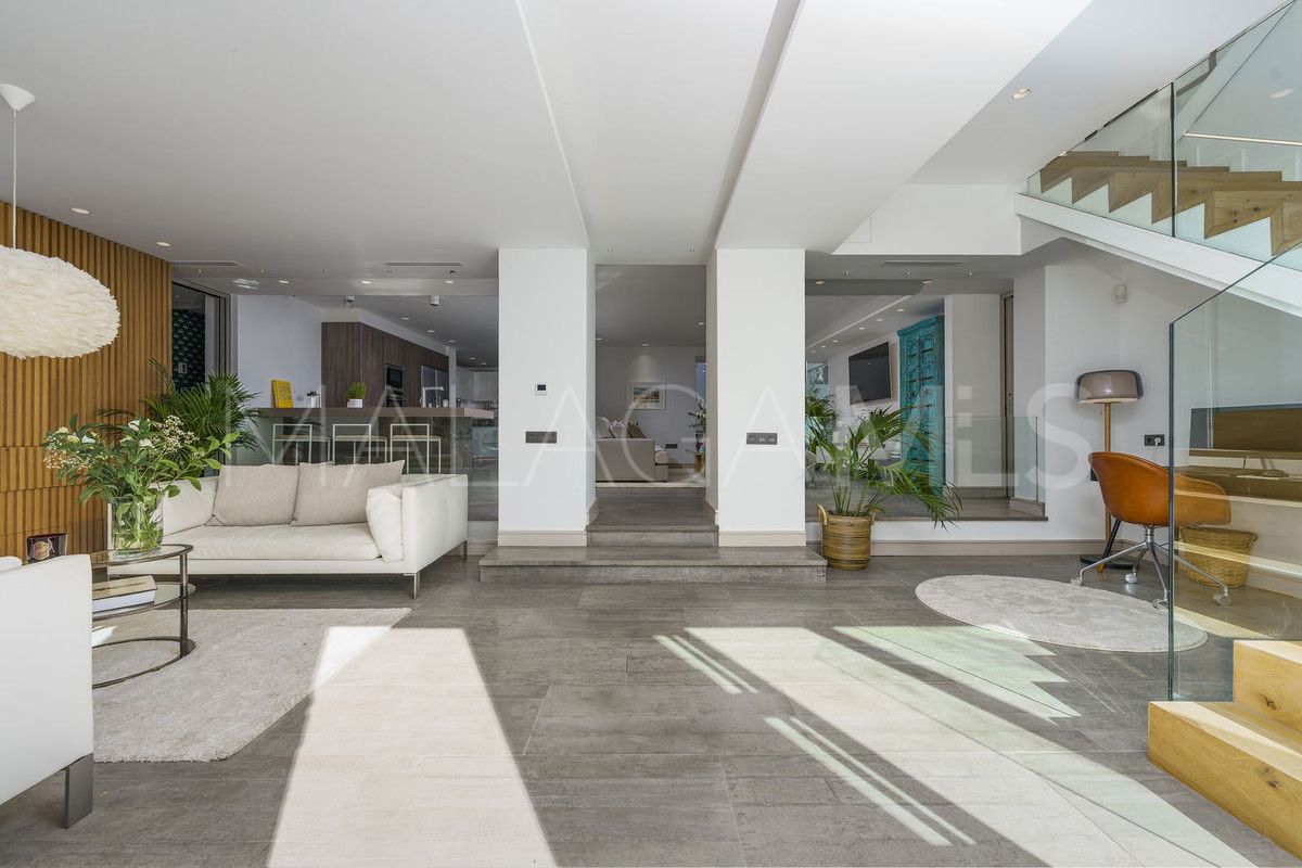 Villa for sale in Nueva Andalucia