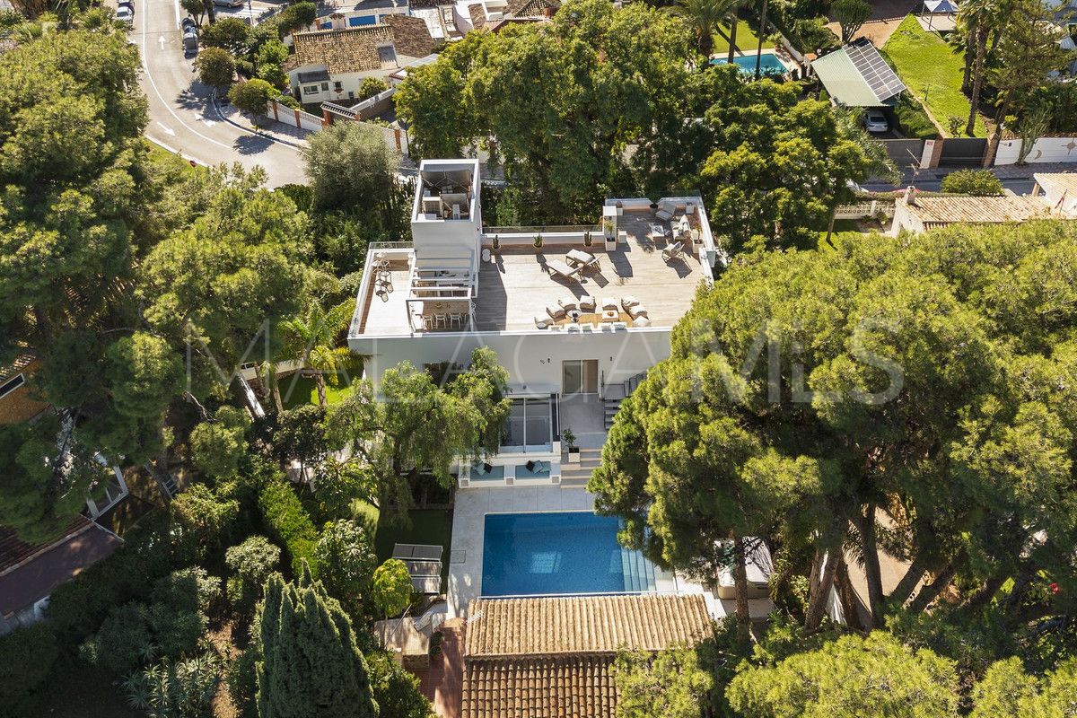 Villa for sale in Nueva Andalucia