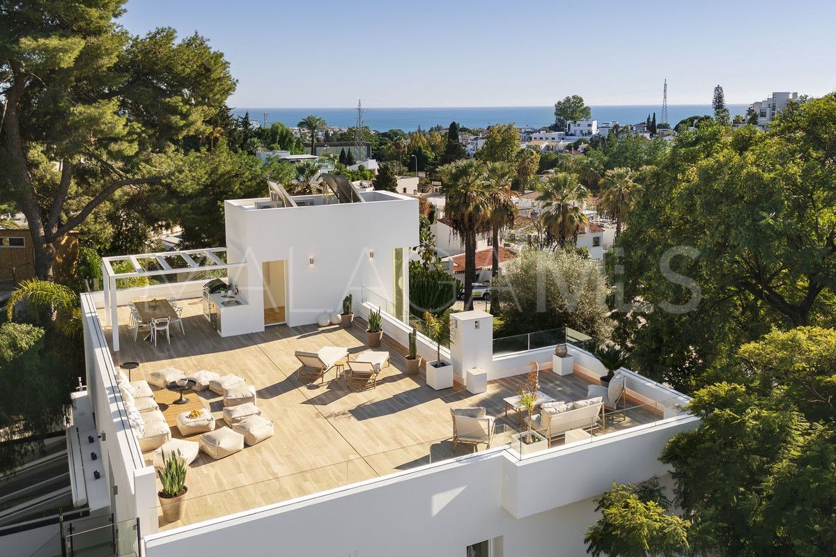 Villa for sale in Nueva Andalucia