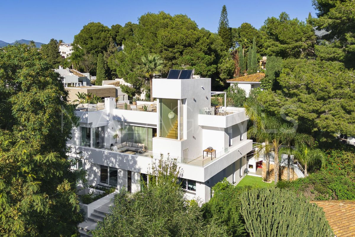 Villa for sale in Nueva Andalucia
