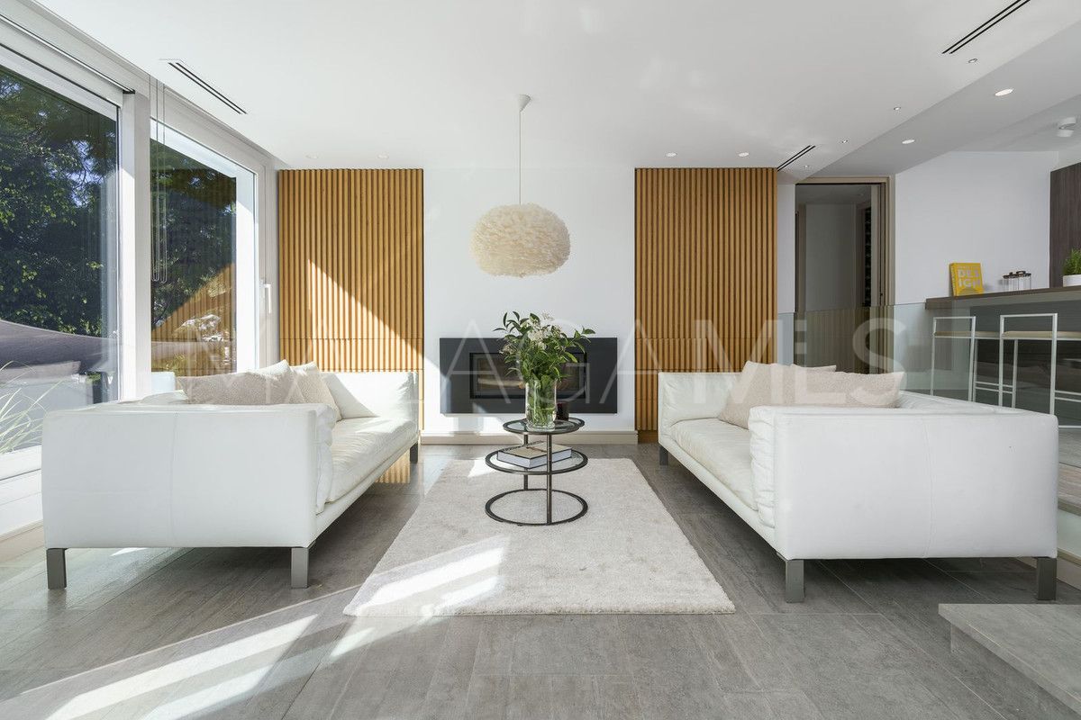 Villa for sale in Nueva Andalucia