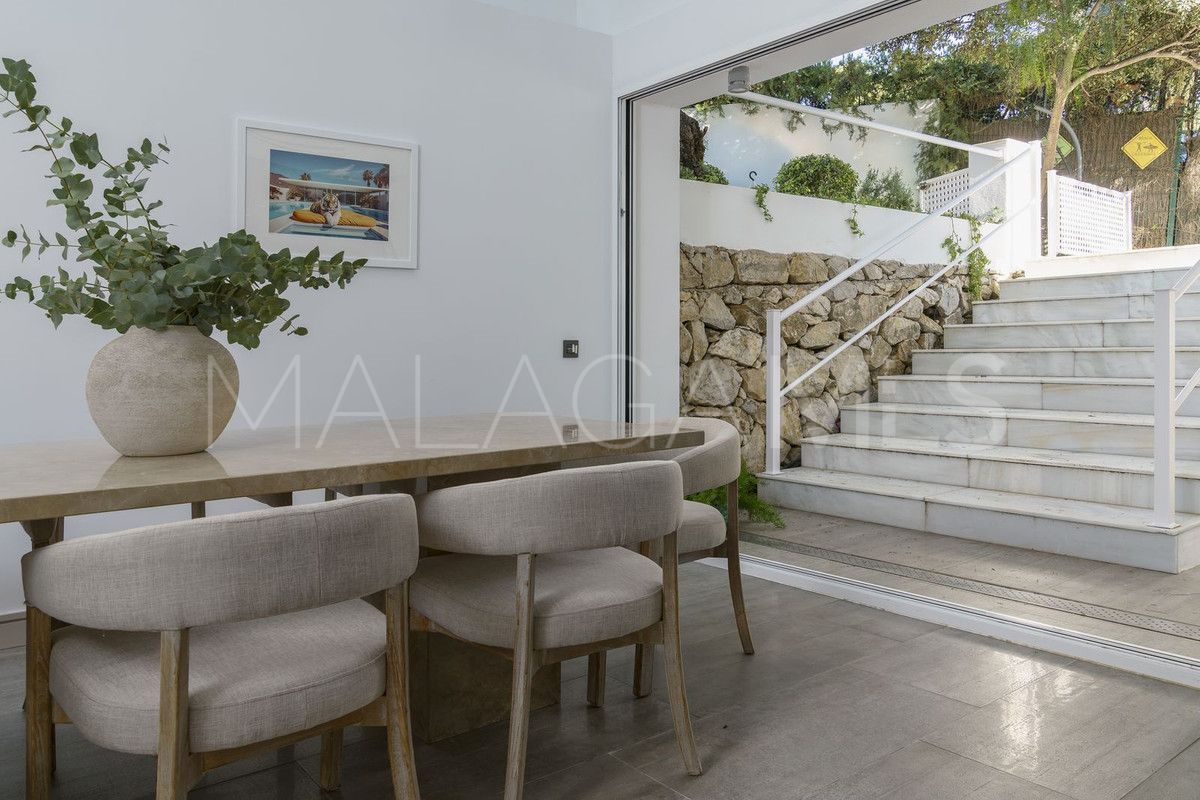 Buy villa in Nueva Andalucia