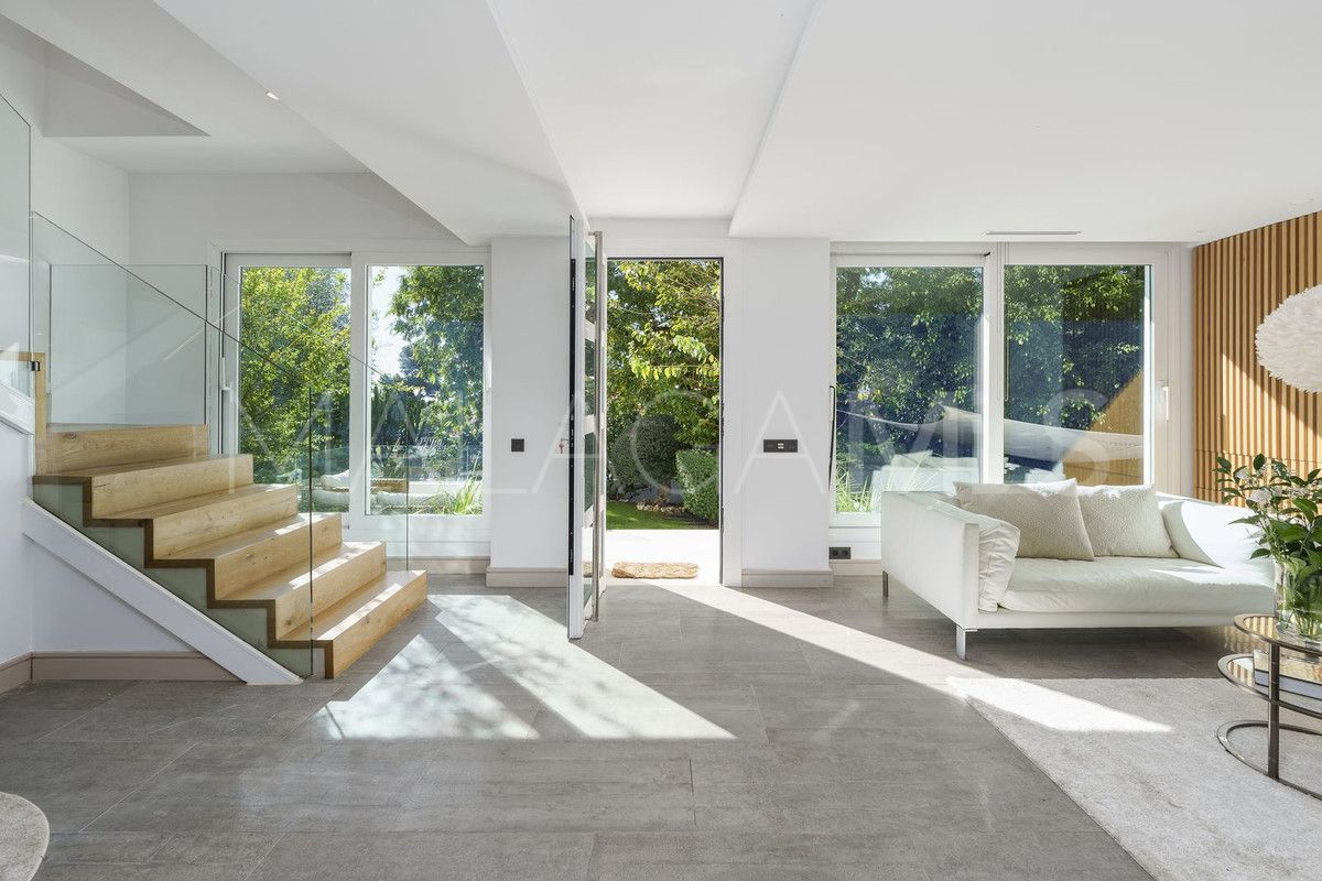 Villa for sale in Nueva Andalucia