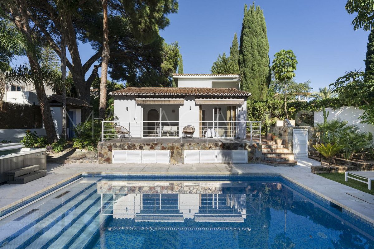 Buy villa in Nueva Andalucia