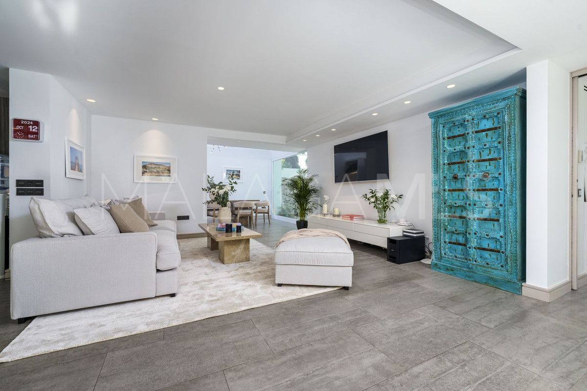 Villa for sale in Nueva Andalucia