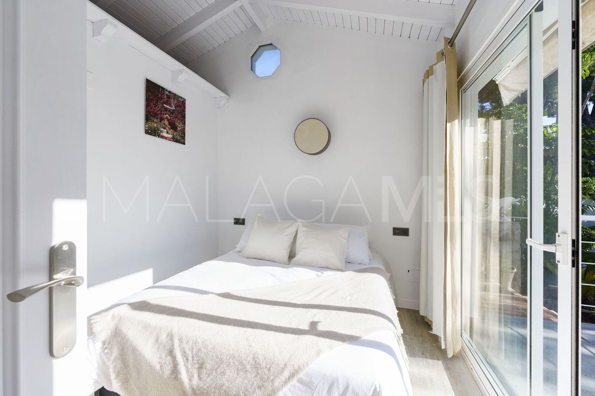 Buy villa in Nueva Andalucia