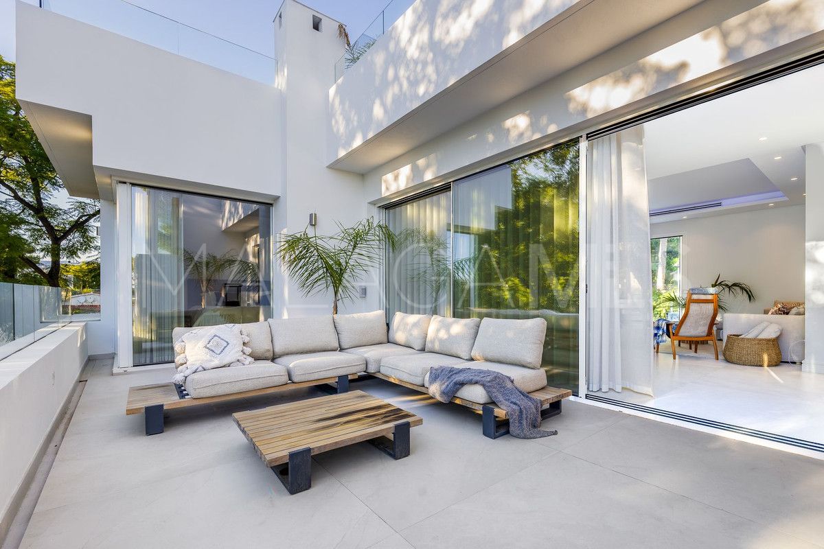 Villa for sale in Nueva Andalucia