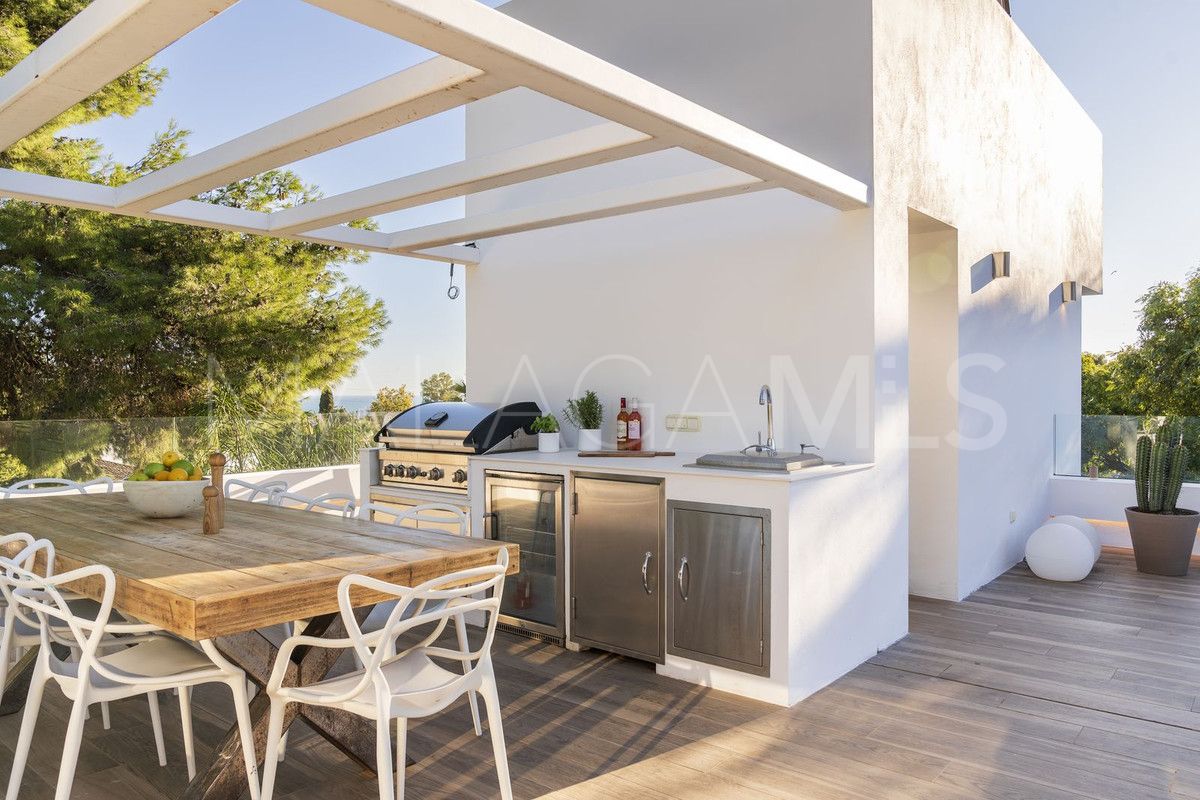 Buy villa in Nueva Andalucia