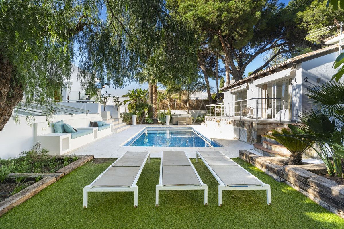Villa for sale in Nueva Andalucia