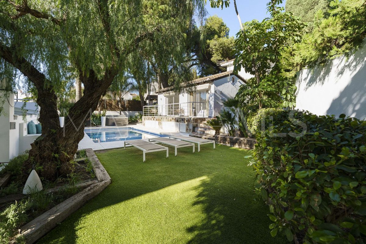 Villa for sale in Nueva Andalucia