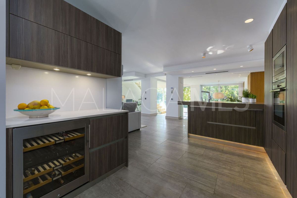 Villa for sale in Nueva Andalucia