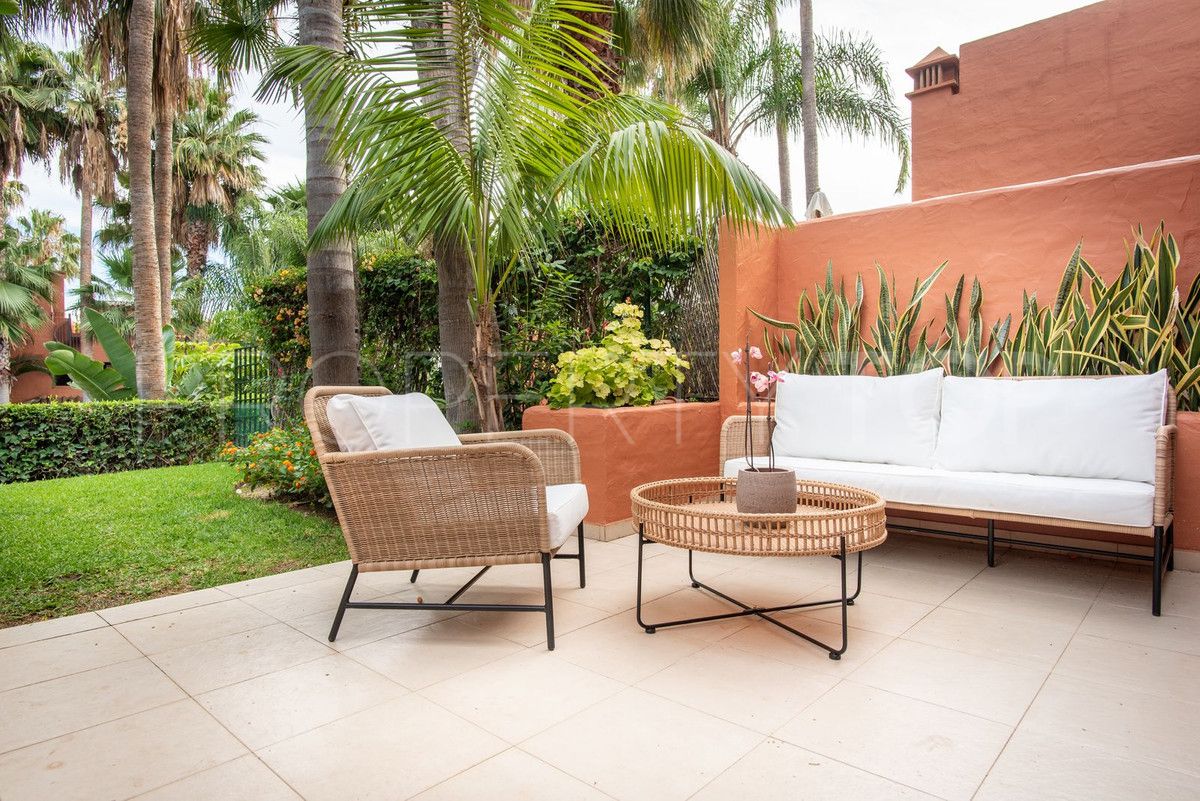 For sale town house with 4 bedrooms in Marbella Golden Mile