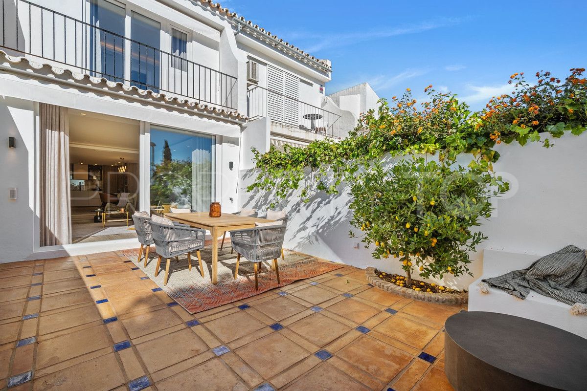 Town house for sale in Nueva Andalucia