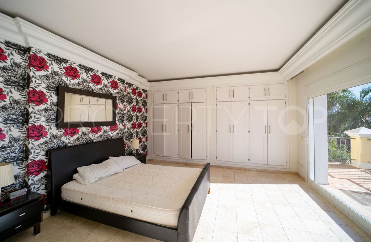 Villa en venta con 8 dormitorios en Benahavis