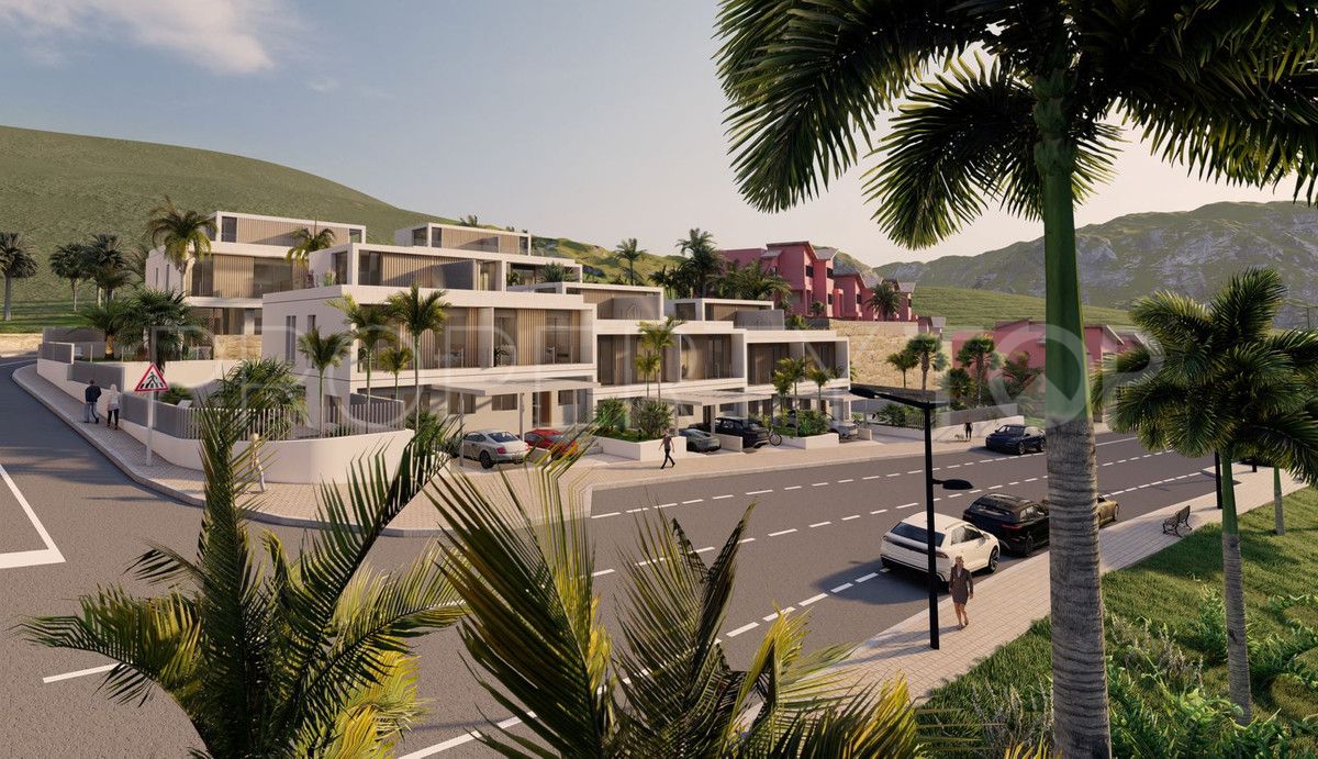 Buy town house with 4 bedrooms in Estepona