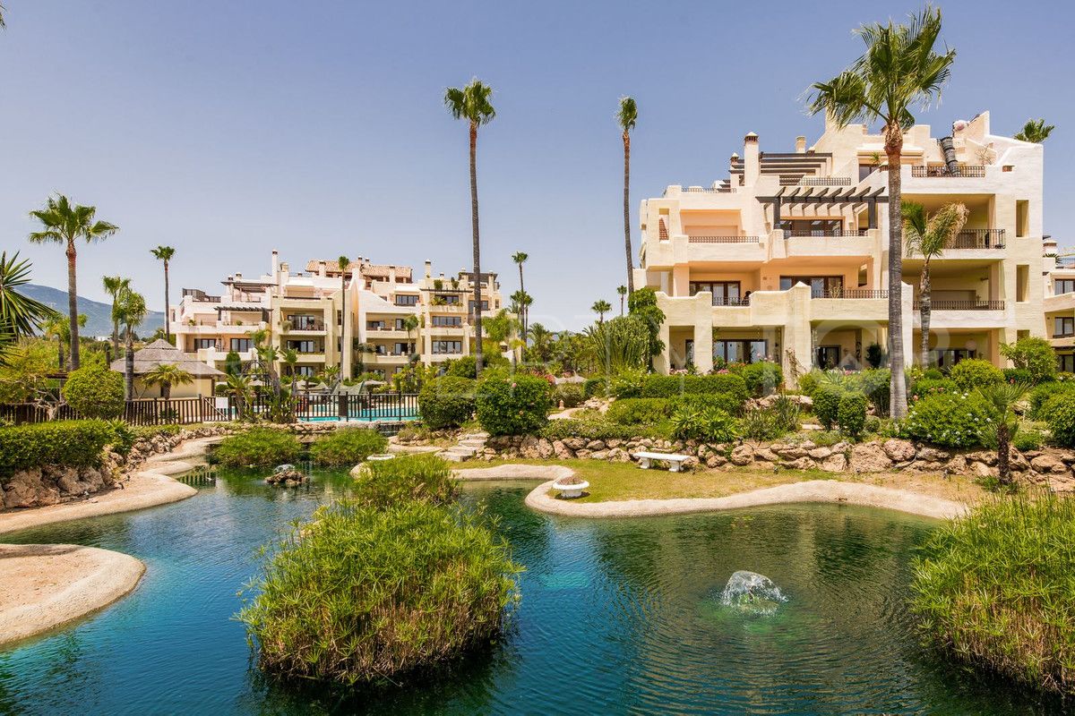 For sale ground floor apartment in Estepona with 4 bedrooms