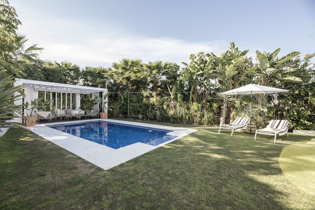 Nueva Andalucia 4 bedrooms villa for sale