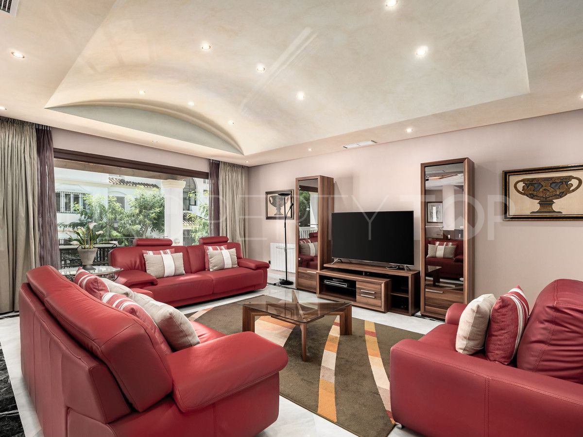 Buy Marbella City villa with 3 bedrooms