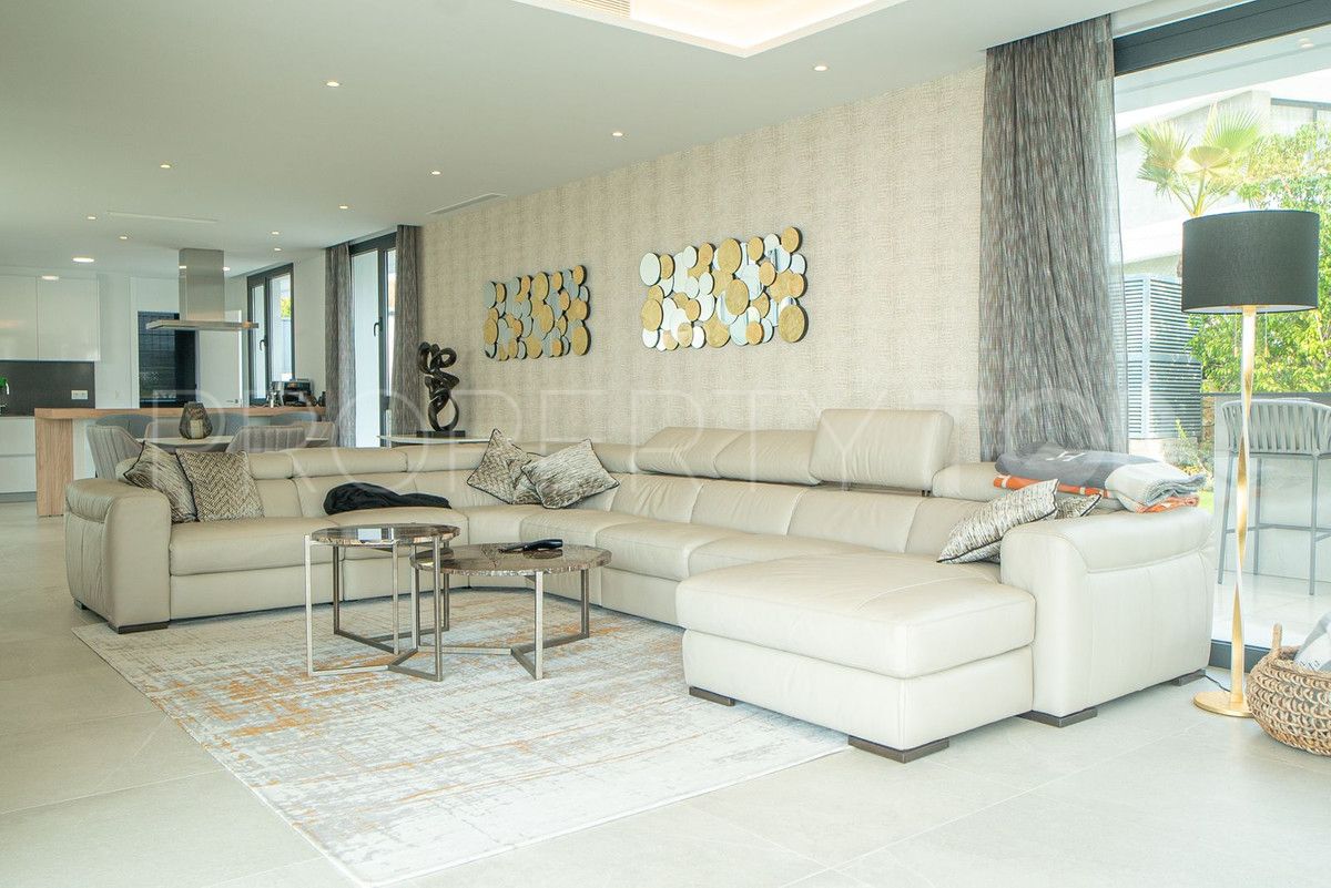 For sale villa with 4 bedrooms in New Golden Mile