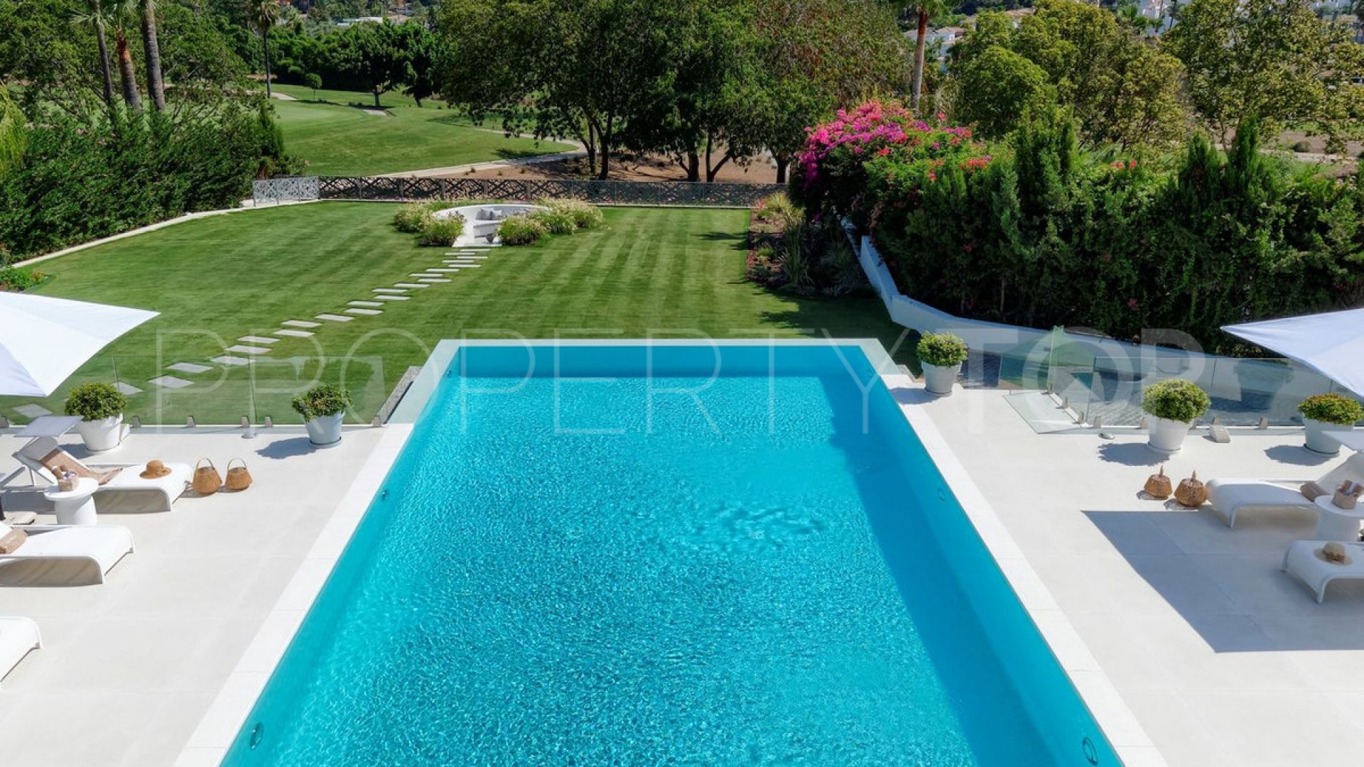 Nueva Andalucia 9 bedrooms villa for sale