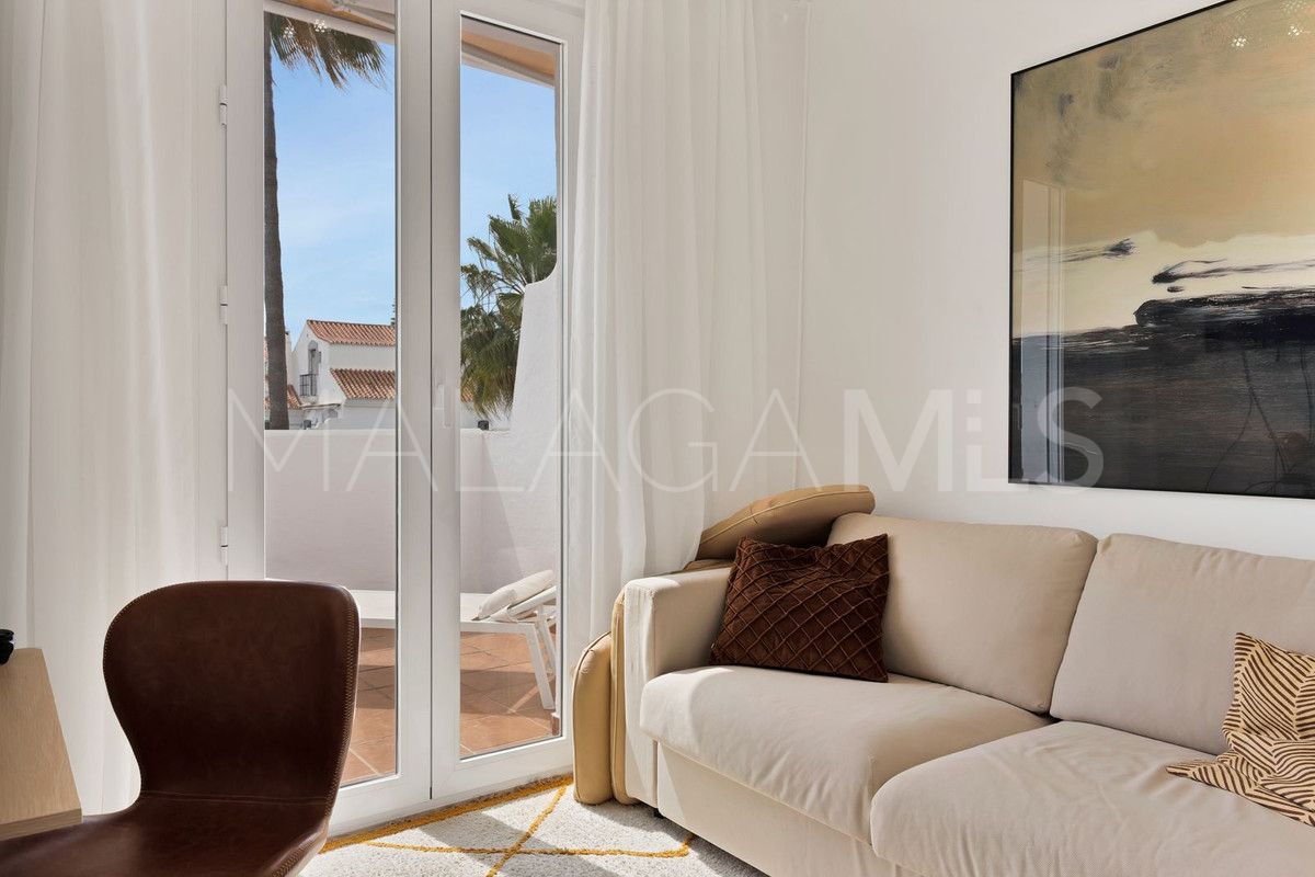 For sale 5 bedrooms town house in Benahavis