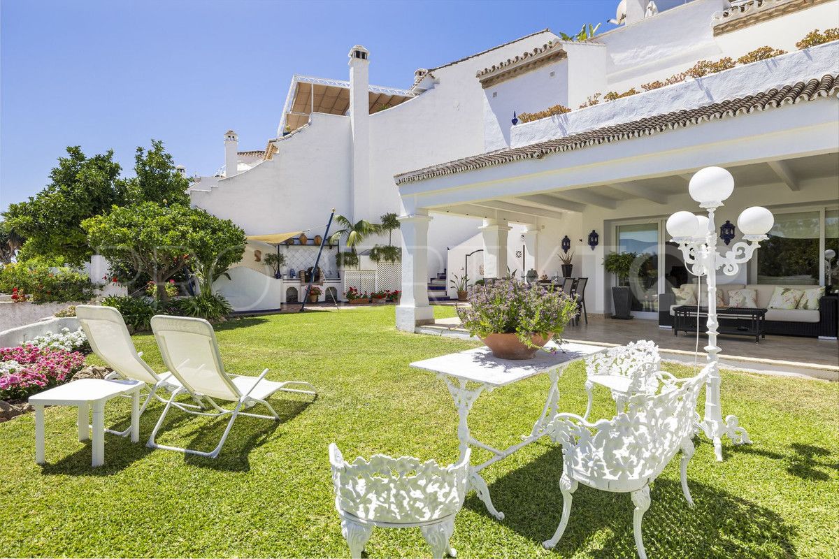 Town house for sale in Nueva Andalucia with 4 bedrooms