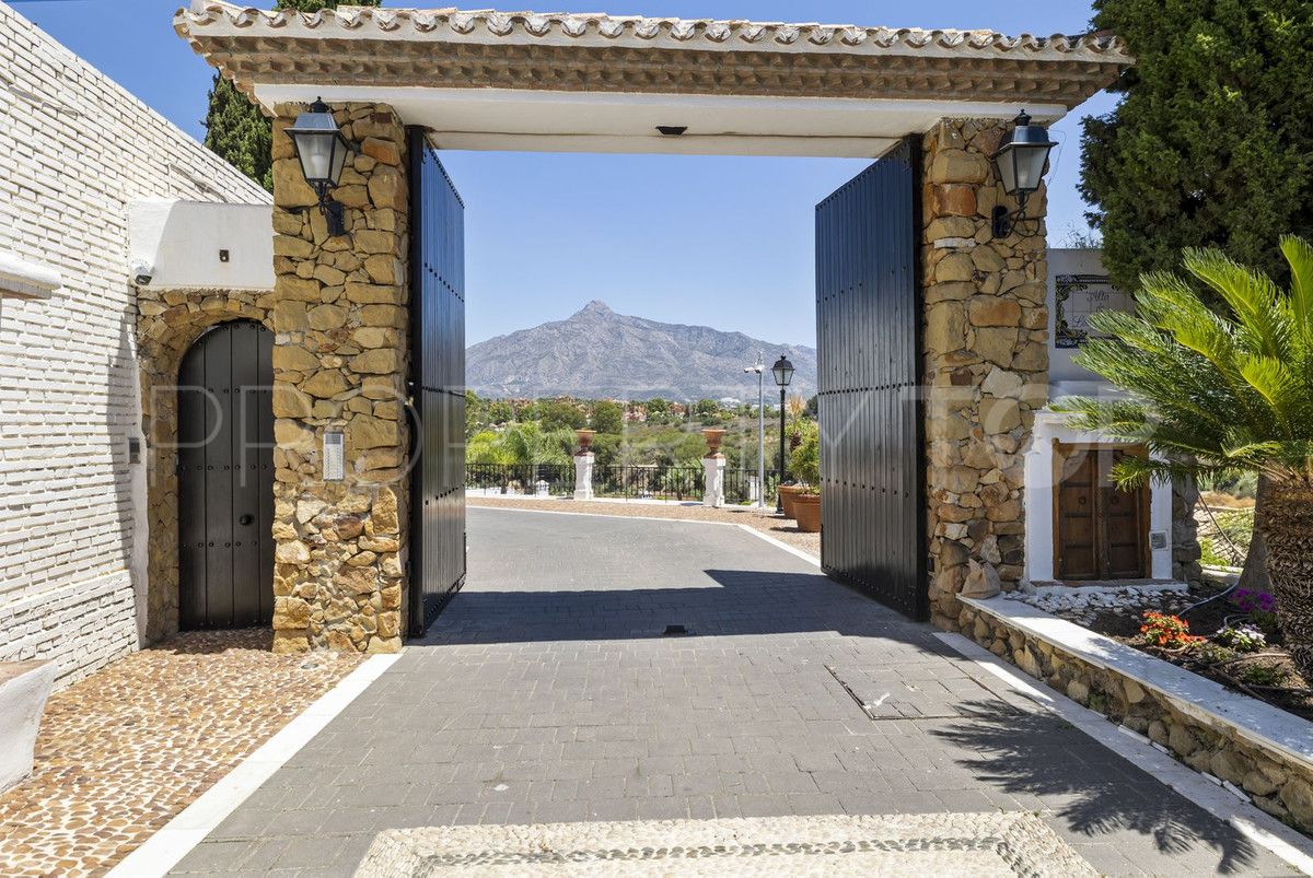 Town house for sale in Nueva Andalucia with 4 bedrooms