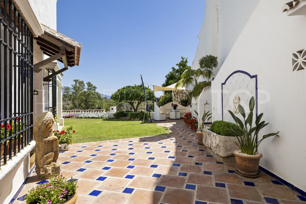 Town house for sale in Nueva Andalucia with 4 bedrooms