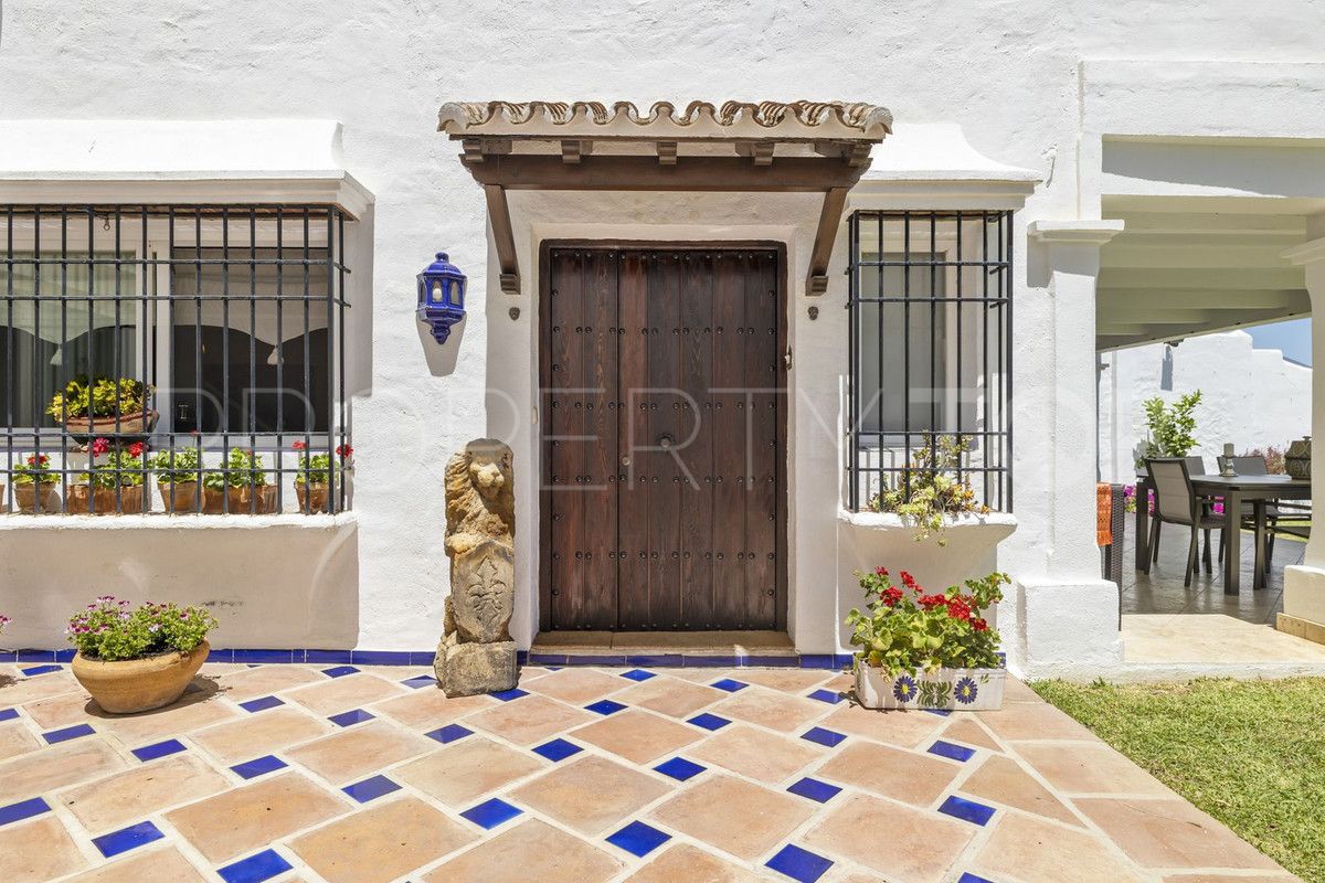 Town house for sale in Nueva Andalucia with 4 bedrooms