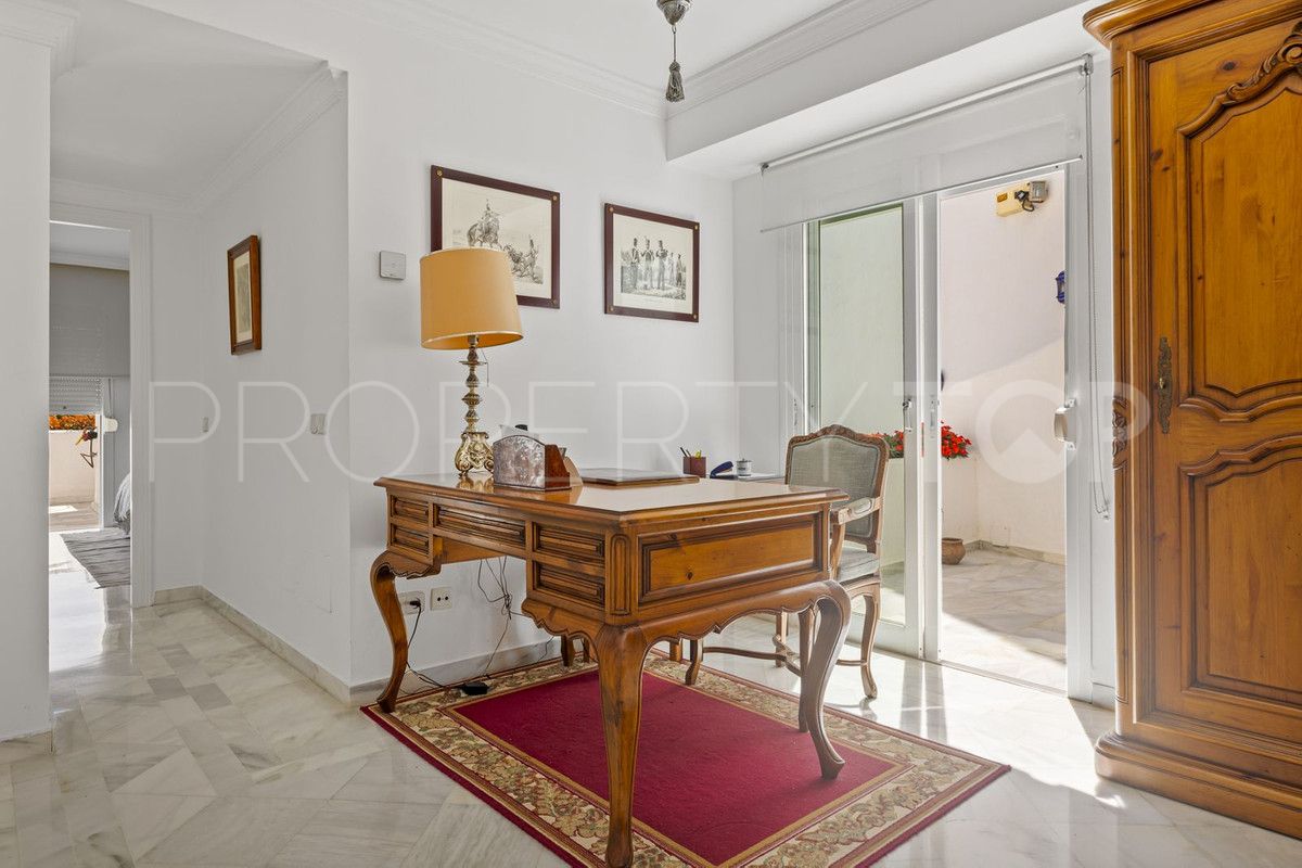 Town house for sale in Nueva Andalucia with 4 bedrooms