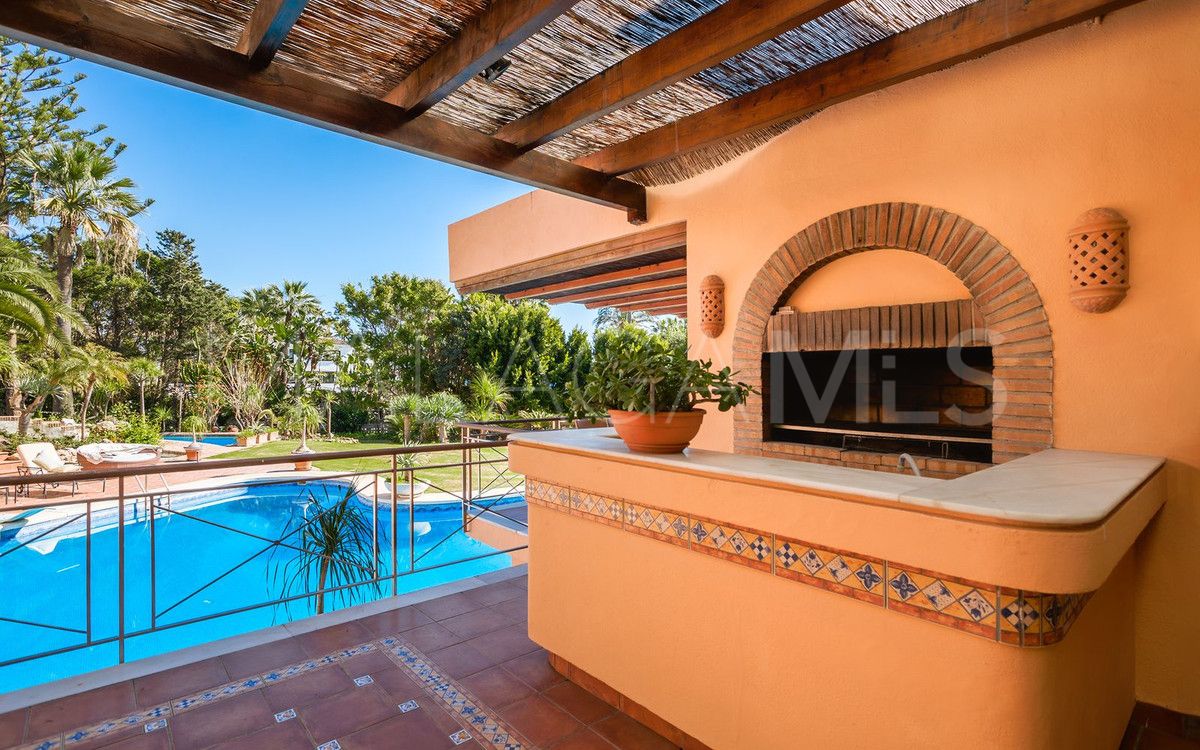 Villa for sale in New Golden Mile