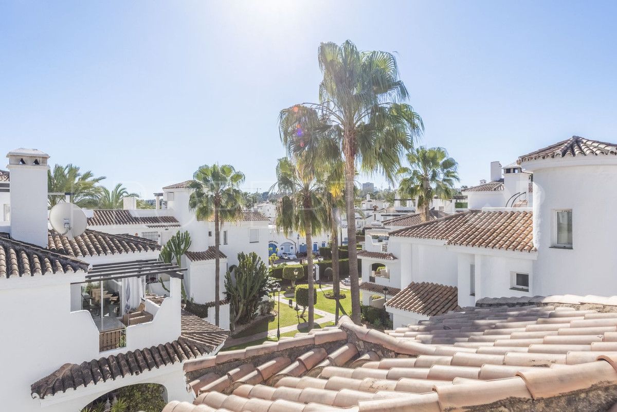 For sale penthouse in Nueva Andalucia with 2 bedrooms