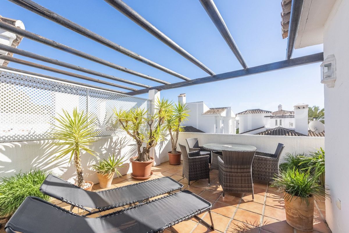 For sale penthouse in Nueva Andalucia with 2 bedrooms