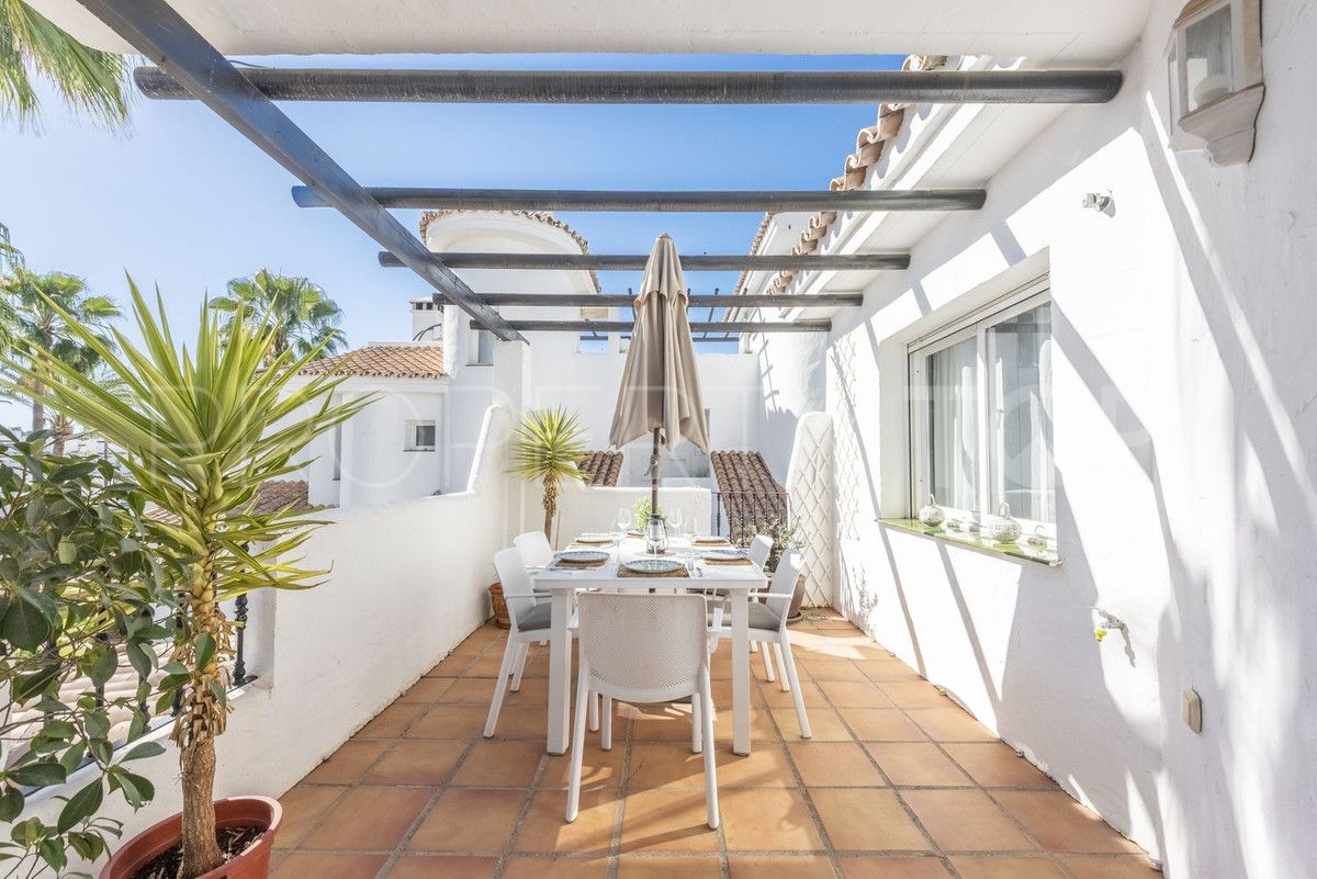 For sale penthouse in Nueva Andalucia with 2 bedrooms