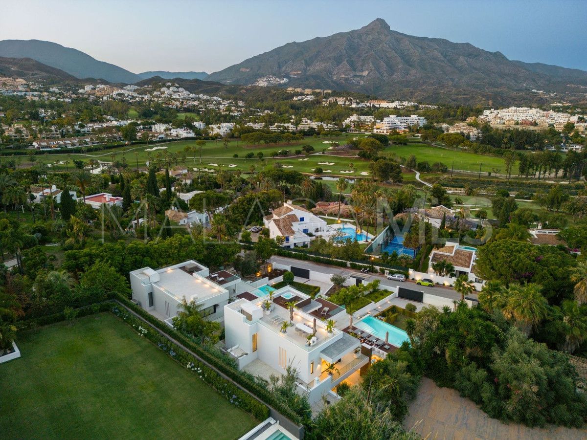 Villa for sale in Nueva Andalucia