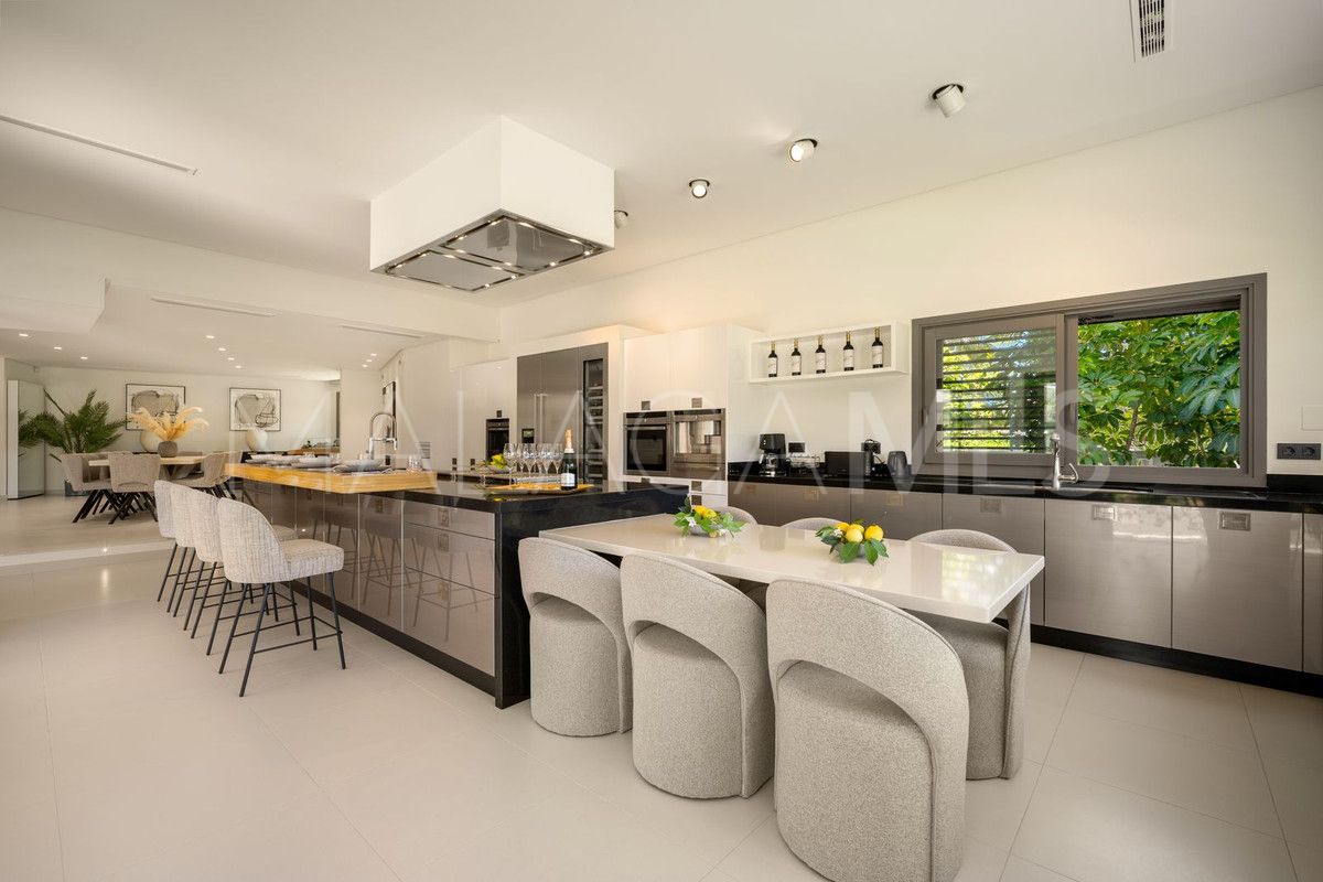 Nueva Andalucia 5 bedrooms villa for sale