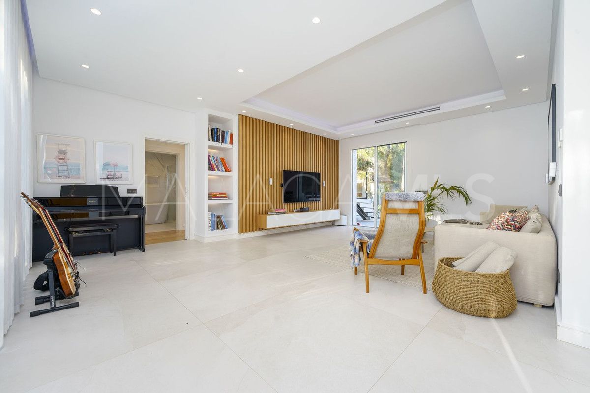 Villa for sale in Nueva Andalucia