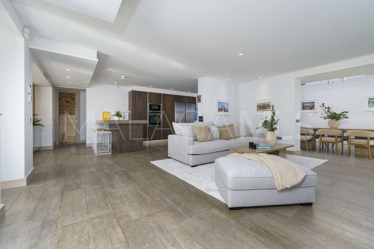 Villa for sale in Nueva Andalucia