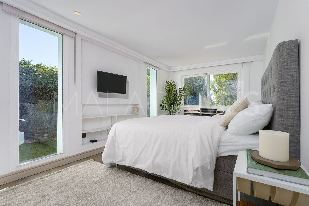 Villa for sale in Nueva Andalucia