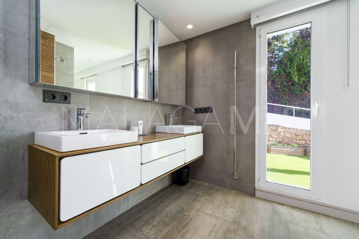 Villa for sale in Nueva Andalucia