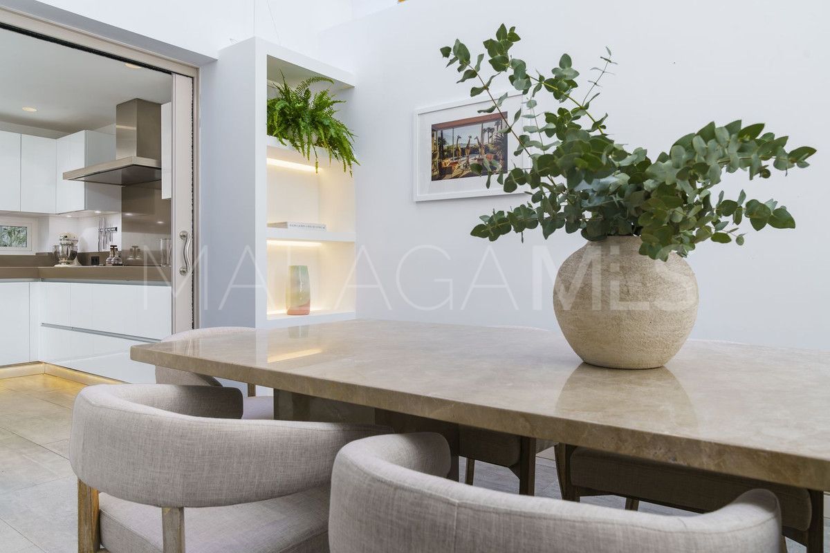 Villa for sale in Nueva Andalucia