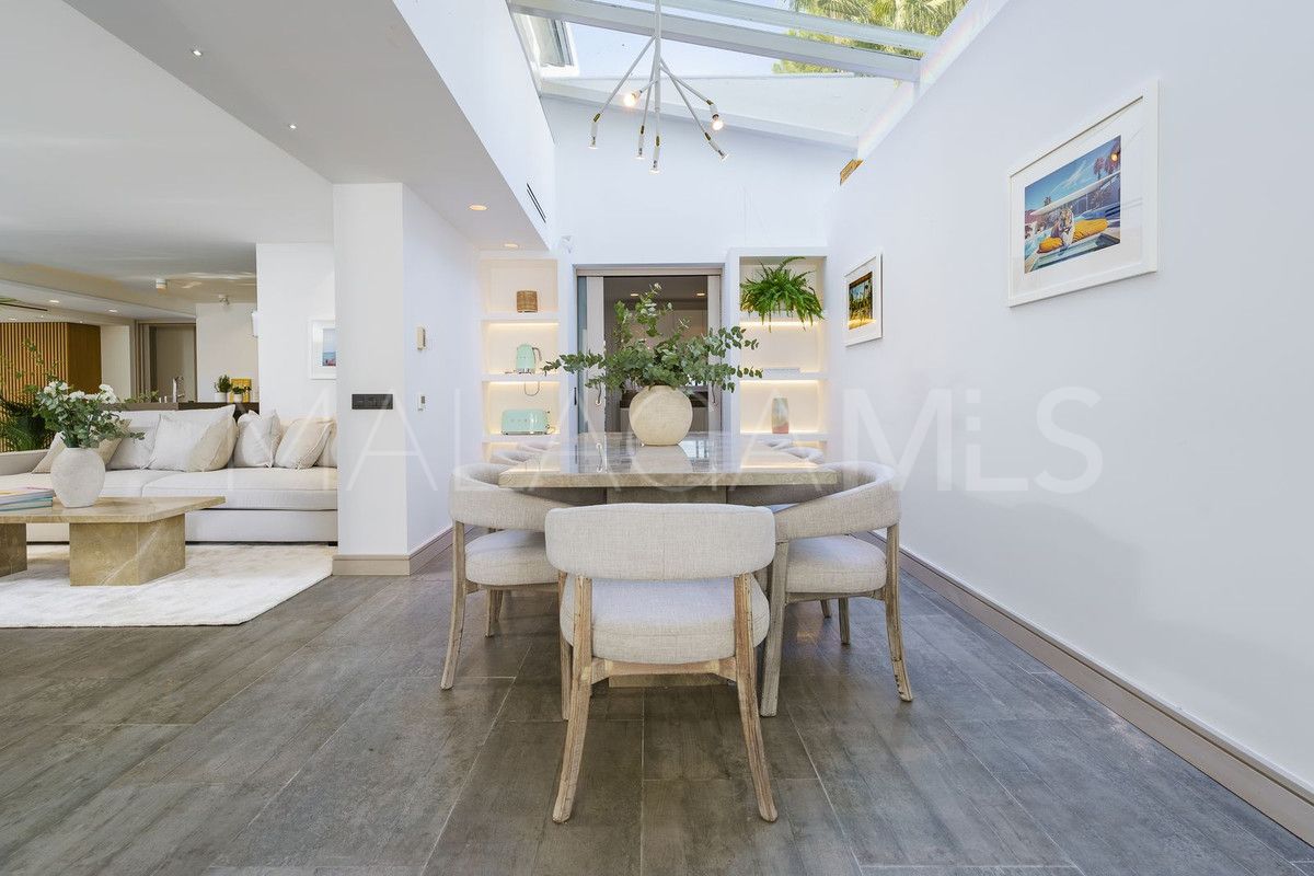 Villa for sale in Nueva Andalucia