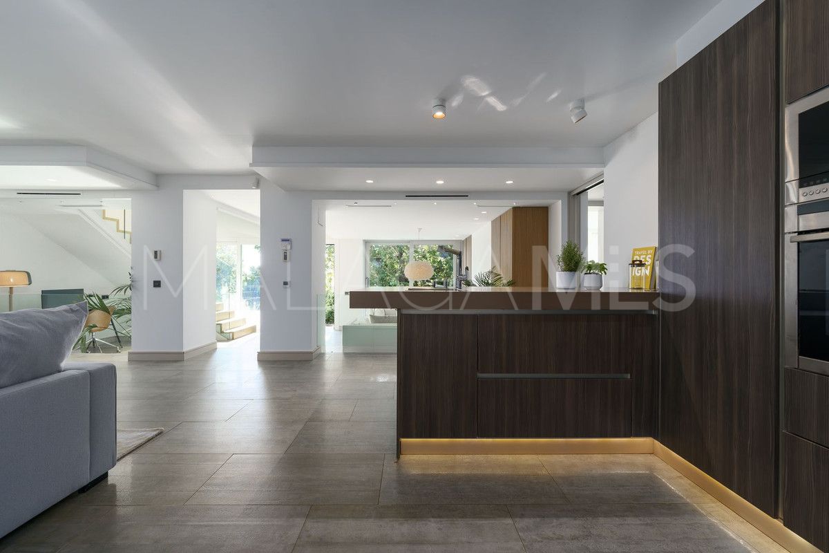 Villa for sale in Nueva Andalucia