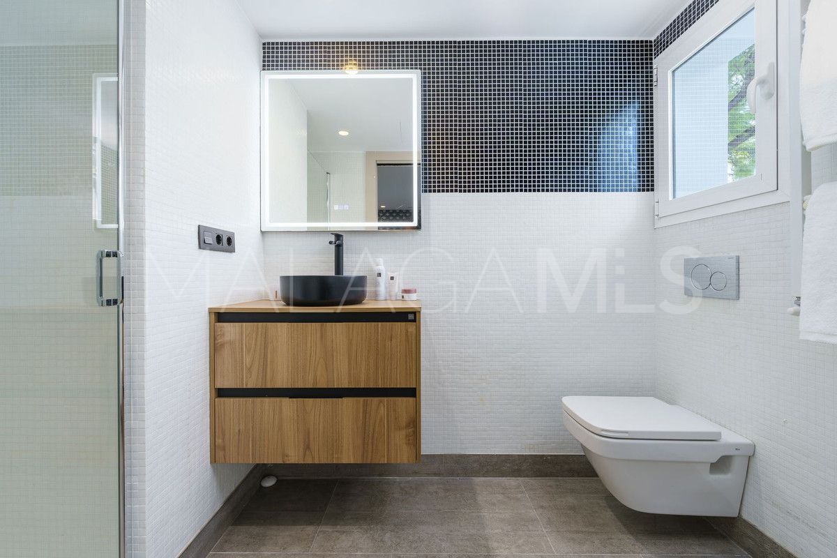 Villa for sale in Nueva Andalucia