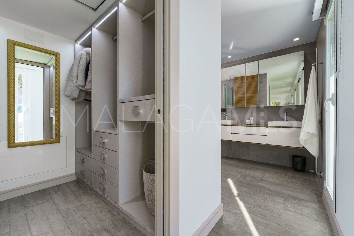 Villa for sale in Nueva Andalucia