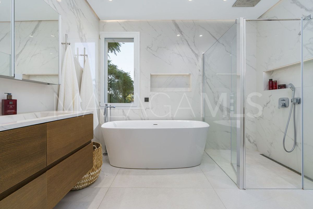 Villa for sale in Nueva Andalucia